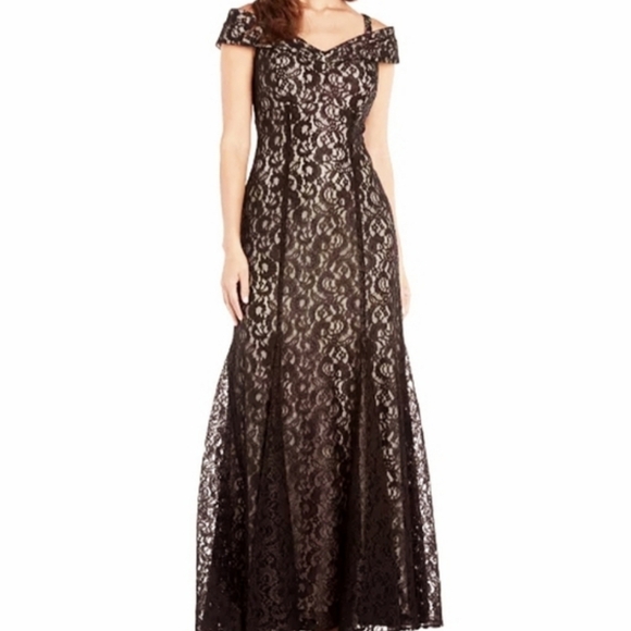 Elegant Shoulder Baring Sweetheart Neckline evening gown. - Picture 1 of 6